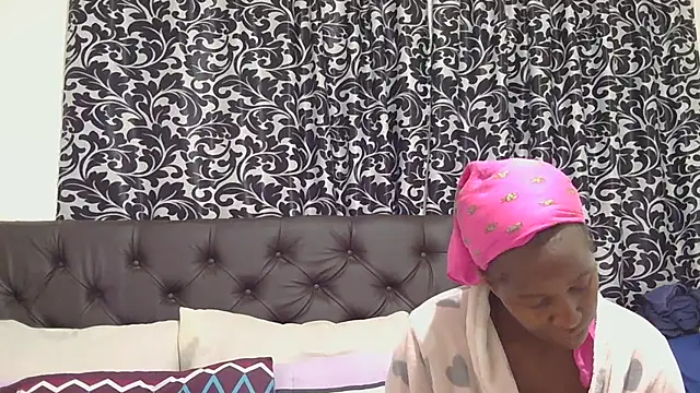 sluttylaura21 online show from October 23, 2025, 5:55 pm