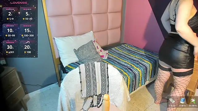 samanthaanderson  online show from March 11, 2025, 9:15 pm