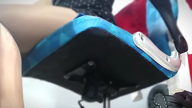 Abril Beltran  online show from October 9, 2025, 10:32 pm