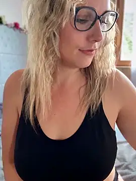 Leanymphoo online show from May 18, 2026, 8:52 am