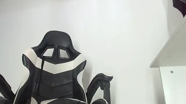 Snapshot of Camila_Darks chatting on December 3, 2024, 9:39 am Camila Darks online show from December 3, 2024, 9:39 am