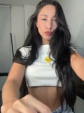 EvaMoet online show from February 9, 2025, 8:32 am