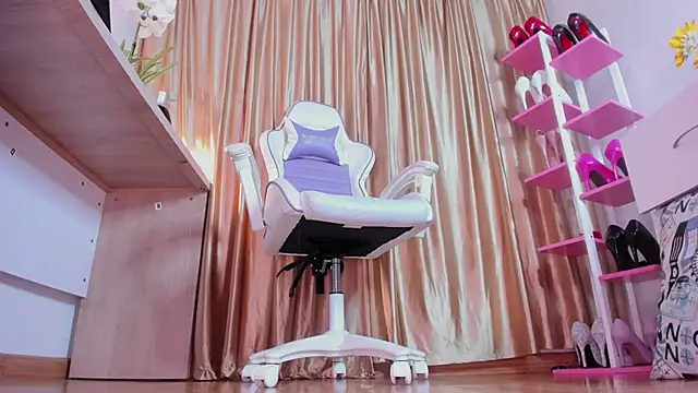 karinadiaz69 online show from February 26, 2025, 3:35 am