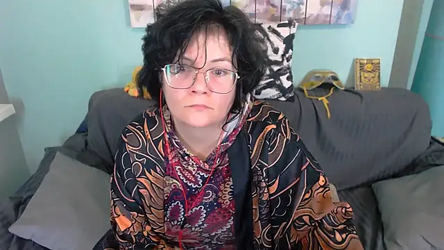 EverlyRays online show from September 19, 2025, 6:01 pm