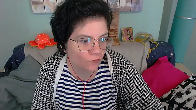 EverlyRays online show from November 28, 2025, 5:18 am