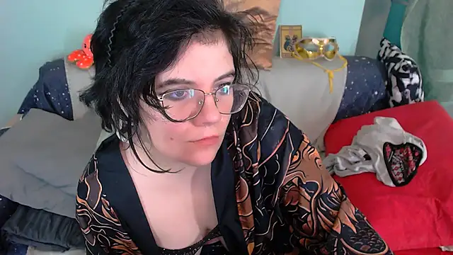 EverlyRays online show from October 28, 2025, 6:29 pm