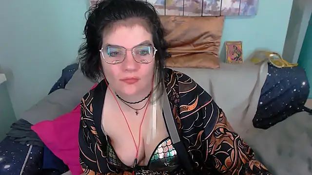 EverlyRays online show from November 11, 2025, 2:12 pm