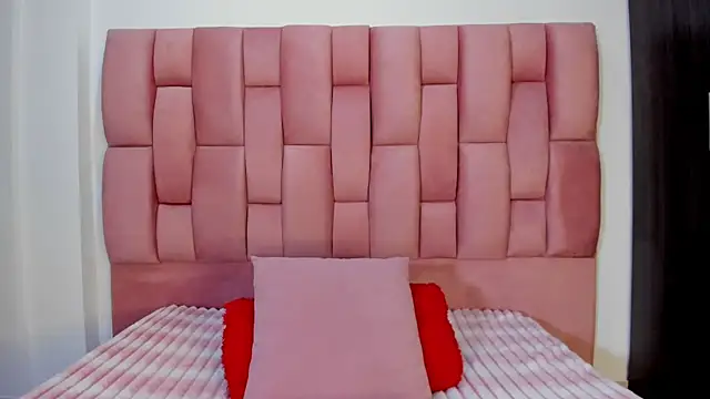 JuliKim  online show from October 3, 2025, 1:01 pm