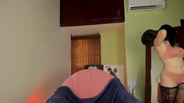 Emma  Blanco online show from September 15, 2025, 3:01 pm