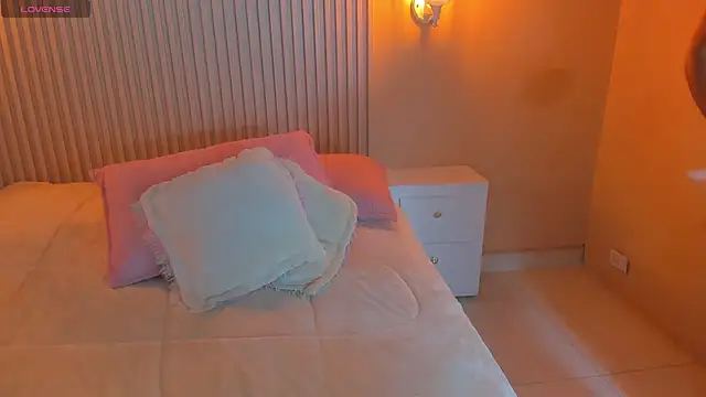 EmilyEvans7 online show from November 10, 2025, 6:46 pm