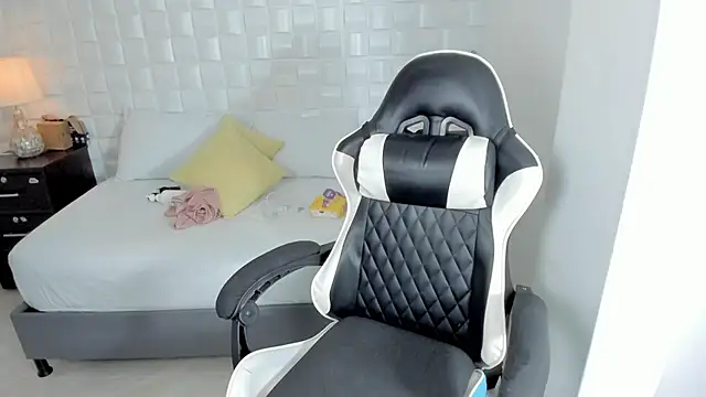 anny rouse24 online show from April 1, 2026, 2:35 am