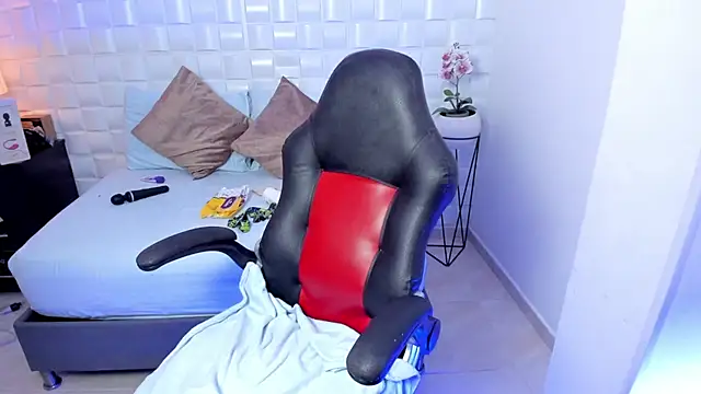 anny rouse24 online show from October 7, 2025, 2:45 am