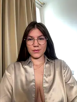 AmelieLaurent  online show from November 17, 2025, 4:00 pm