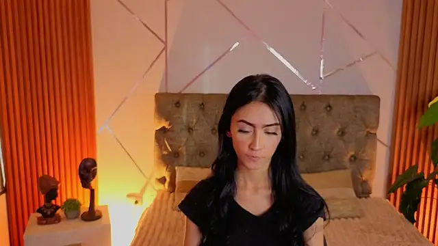Snapshot of Coralinnee_ chatting on July 17, 2026, 10:07 pm Coralinnee online show from July 17, 2026, 10:07 pm