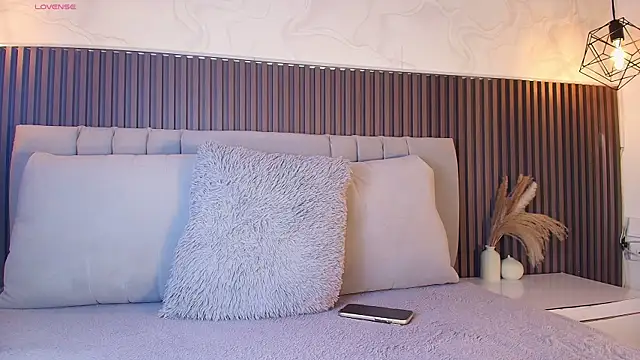 SHANONCLARK online show from December 5, 2025, 7:12 pm