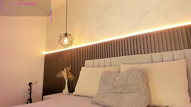 SHANONCLARK online show from October 6, 2025, 7:03 pm