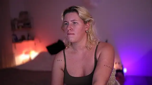 moonamii online show from February 28, 2025, 7:03 pm