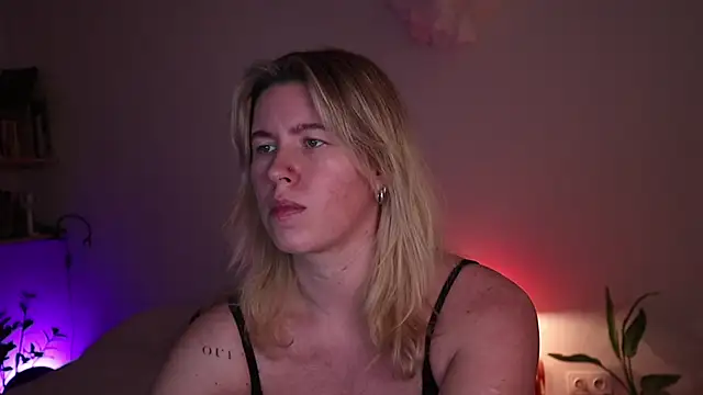 moonamii online show from November 8, 2025, 8:23 pm