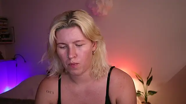 moonamii online show from January 27, 2025, 7:13 pm