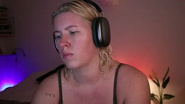 moonamii online show from January 10, 2025, 4:30 pm