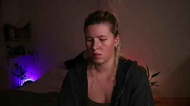 moonamii online show from September 25, 2025, 5:52 pm