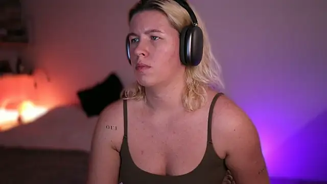 moonamii online show from February 25, 2025, 7:06 pm