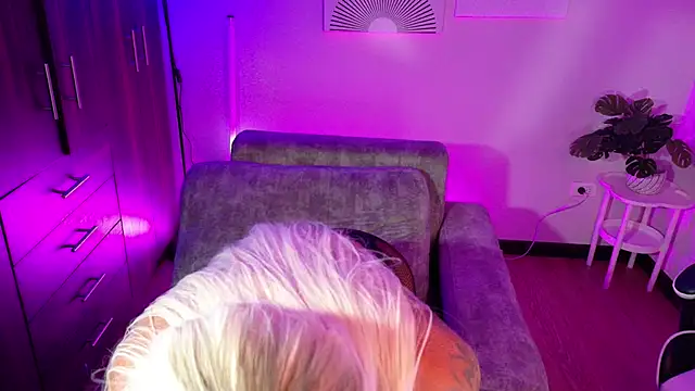 Snapshot of a_belladanger chatting on May 8, 2026, 2:04 am a belladanger online show from May 8, 2026, 2:04 am