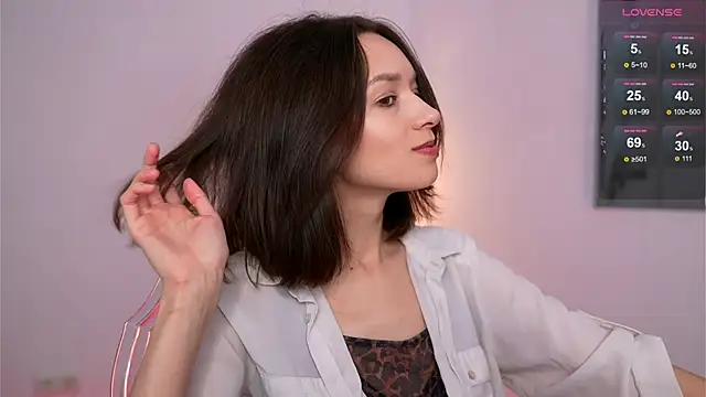 VivianLy  online show from February 15, 2025, 9:27 am