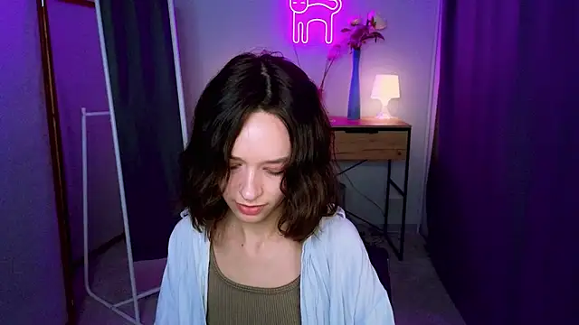 VivianLy  online show from February 2, 2025, 3:39 pm