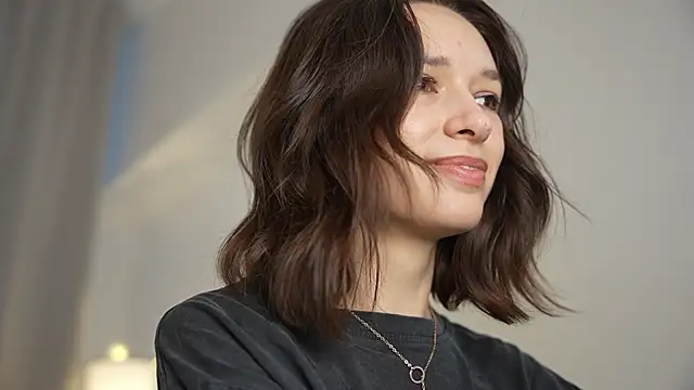 VivianLy  online show from January 24, 2025, 11:48 am