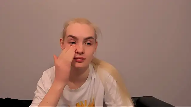 Snapshot of OliviaKisss chatting on March 23, 2026, 1:11 pm OliviaKisss online show from March 23, 2026, 1:11 pm