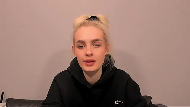 Snapshot of OliviaKisss chatting on February 13, 2026, 8:20 pm OliviaKisss online show from February 13, 2026, 8:20 pm