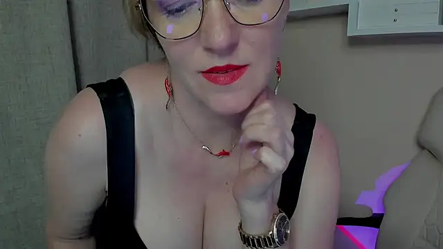 feliziaDesire online show from August 4, 2026, 3:49 pm
