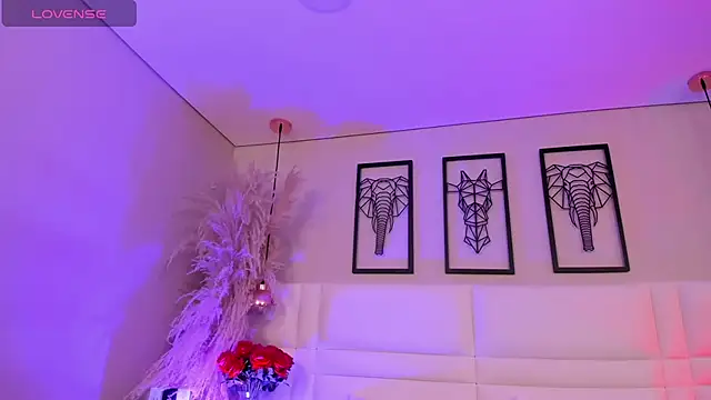 Rebeca jones online show from November 17, 2025, 12:09 pm