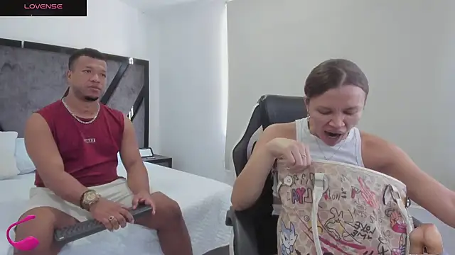 Snapshot of AnnieAndStefan chatting on November 17, 2025, 3:16 pm AnnieAndStefan online show from November 17, 2025, 3:16 pm