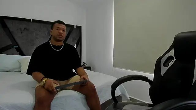 Snapshot of AnnieAndStefan chatting on November 25, 2025, 2:39 pm AnnieAndStefan online show from November 25, 2025, 2:39 pm