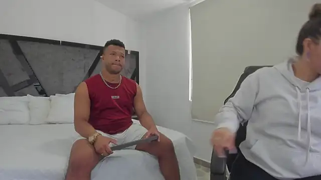 Snapshot of AnnieAndStefan chatting on October 19, 2025, 2:09 pm AnnieAndStefan online show from October 19, 2025, 2:09 pm