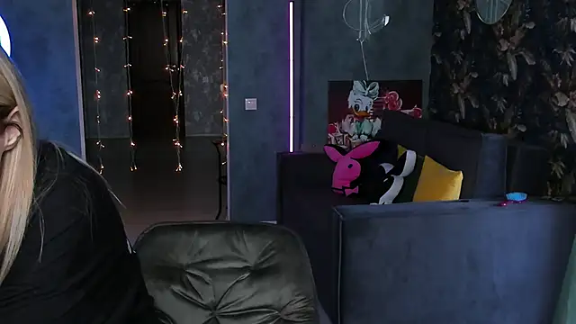 Snapshot of Blckmirrorr chatting on September 17, 2025, 9:33 am Blckmirrorr online show from September 17, 2025, 9:33 am