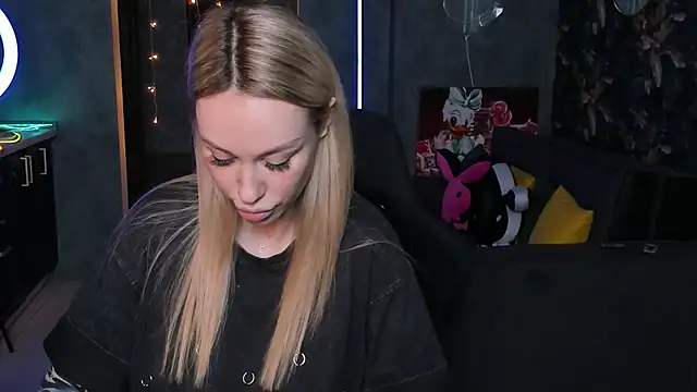 Snapshot of Blckmirrorr chatting on November 15, 2025, 12:42 pm Blckmirrorr online show from November 15, 2025, 12:42 pm