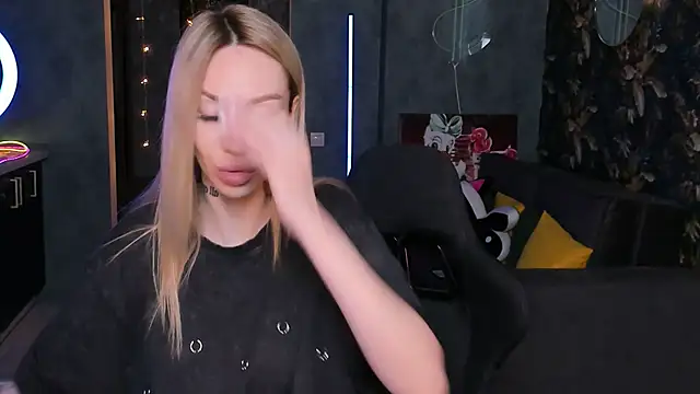 Snapshot of Blckmirrorr chatting on November 19, 2025, 12:05 pm Blckmirrorr online show from November 19, 2025, 12:05 pm