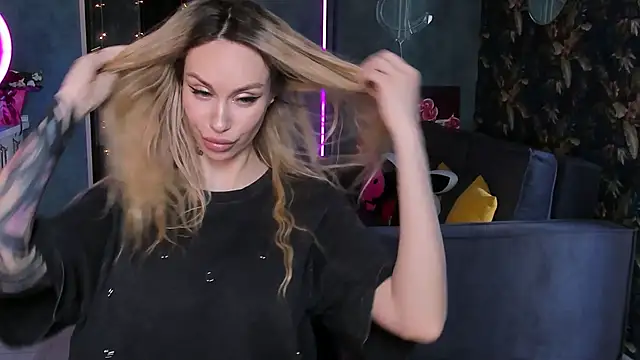 Snapshot of Blckmirrorr chatting on September 25, 2025, 6:41 am Blckmirrorr online show from September 25, 2025, 6:41 am