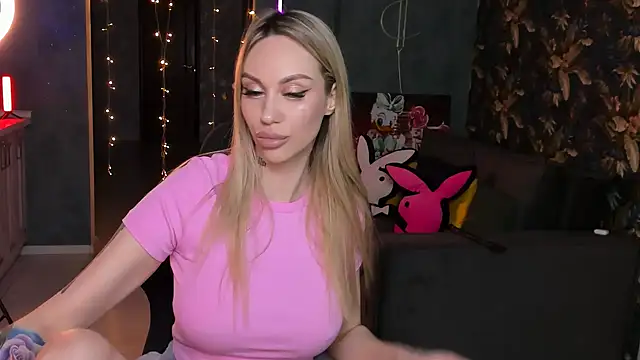 Snapshot of Blckmirrorr chatting on January 1, 2025, 6:59 pm Blckmirrorr online show from January 1, 2025, 6:59 pm