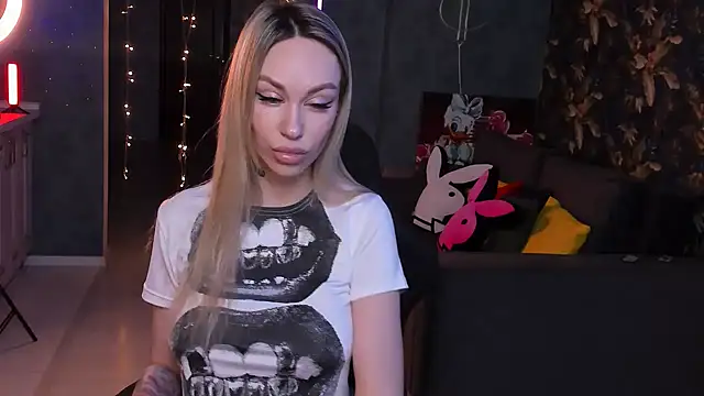 Snapshot of Blckmirrorr chatting on January 23, 2025, 1:19 am Blckmirrorr online show from January 23, 2025, 1:19 am