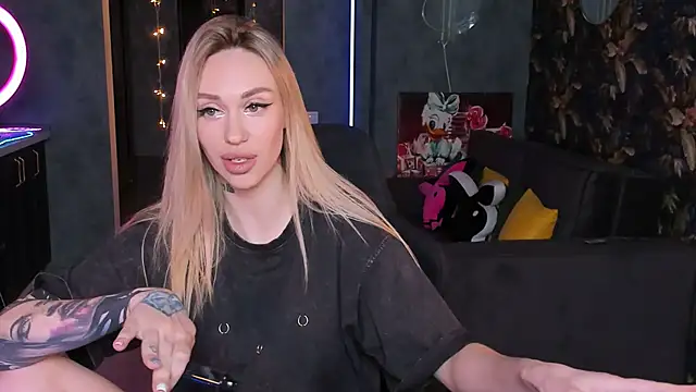 Snapshot of Blckmirrorr chatting on November 11, 2025, 8:25 pm Blckmirrorr online show from November 11, 2025, 8:25 pm