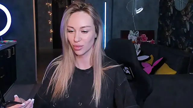 Snapshot of Blckmirrorr chatting on November 23, 2025, 2:27 pm Blckmirrorr online show from November 23, 2025, 2:27 pm