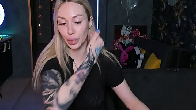 Snapshot of Blckmirrorr chatting on November 16, 2025, 10:42 am Blckmirrorr online show from November 16, 2025, 10:42 am