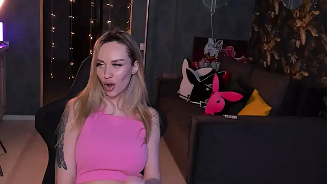 Snapshot of Blckmirrorr chatting on February 6, 2025, 4:47 pm Blckmirrorr online show from February 6, 2025, 4:47 pm