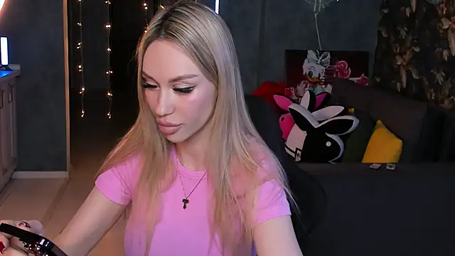 Snapshot of Blckmirrorr chatting on March 18, 2025, 9:21 pm Blckmirrorr online show from March 18, 2025, 9:21 pm