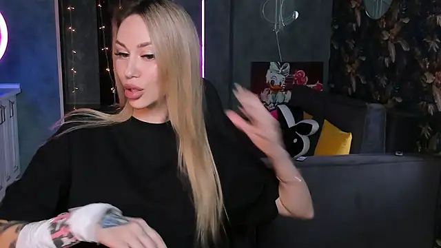 Snapshot of Blckmirrorr chatting on September 14, 2025, 8:37 am Blckmirrorr online show from September 14, 2025, 8:37 am