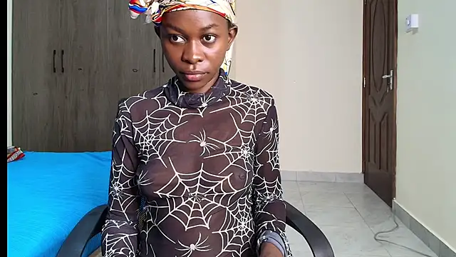 Snapshot of queen_heather chatting on March 6, 2025, 3:24 am queen heather online show from March 6, 2025, 3:24 am